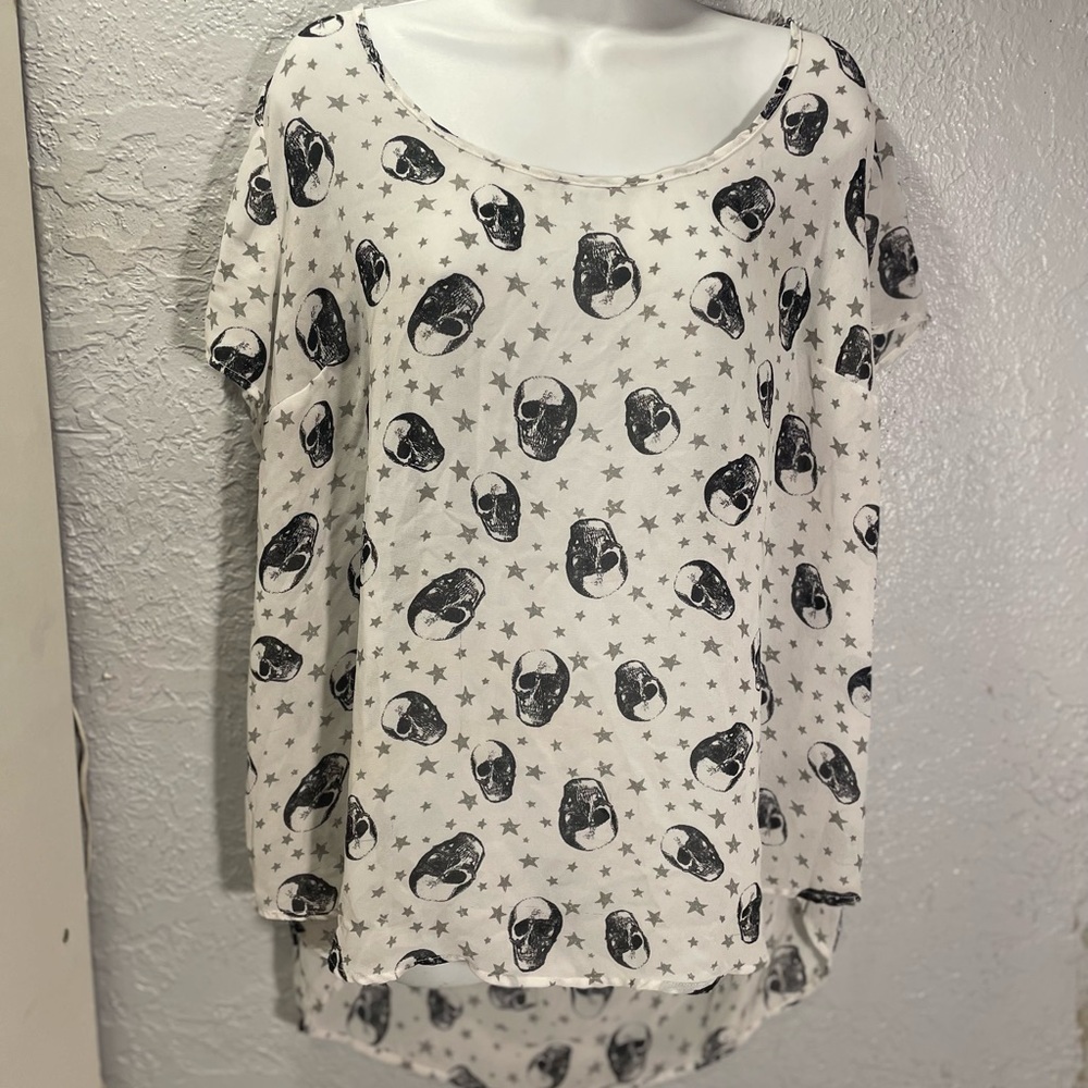 torrid Cream Short Sleeve Scoop Neck Skull & Star Print Top